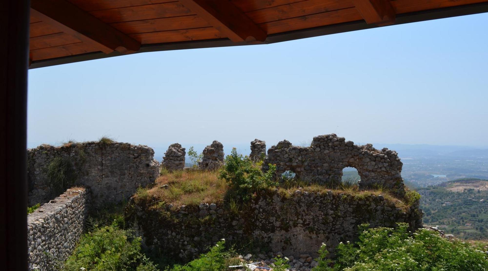 The House Of Dollma , Inside Kruja Castle Hotel Buitenkant foto