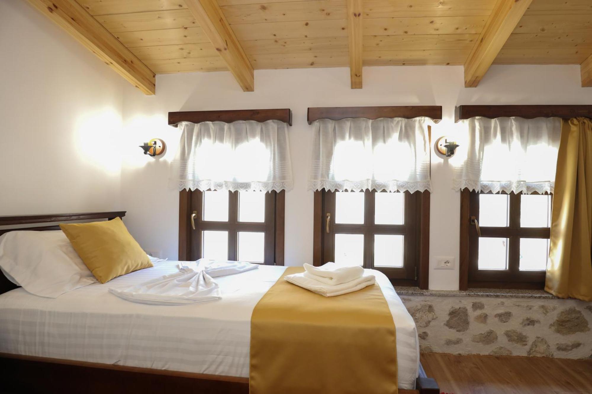 The House Of Dollma , Inside Kruja Castle Hotel Buitenkant foto