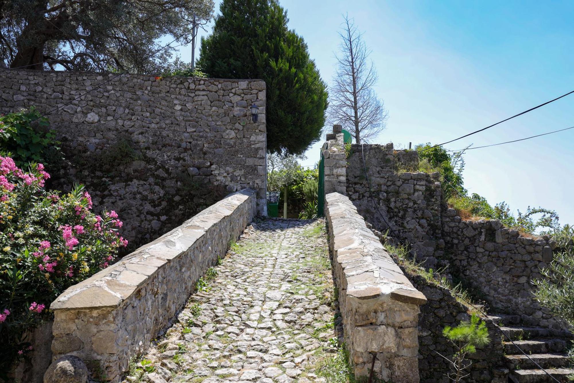 The House Of Dollma , Inside Kruja Castle Hotel Buitenkant foto