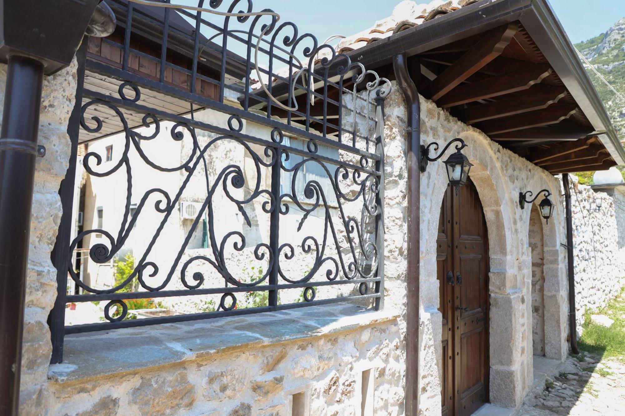 The House Of Dollma , Inside Kruja Castle Hotel Buitenkant foto