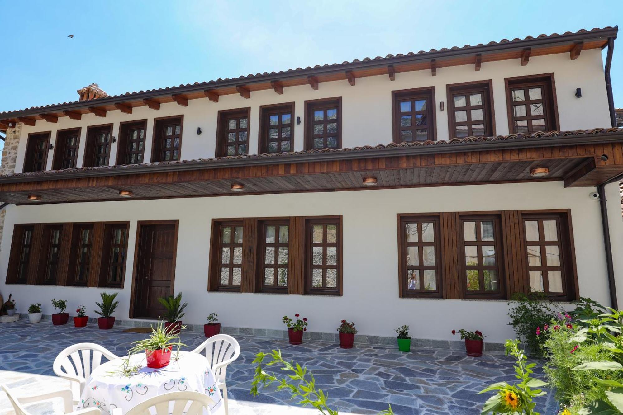 The House Of Dollma , Inside Kruja Castle Hotel Buitenkant foto